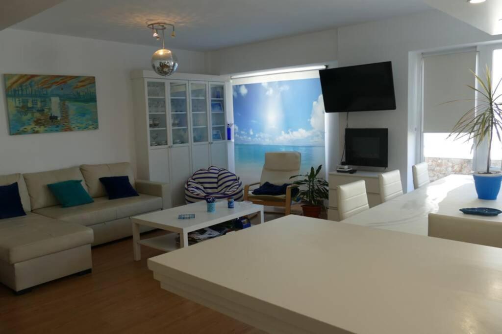 Piso En Santa Cristina, A 150 M De La Playa Apartment Oleiros Exterior photo